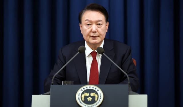 "2024 계엄령 사태: 정치적 혼란과 경제적 파장 (계엄령, 경제 위기, 한국 민주주의)"