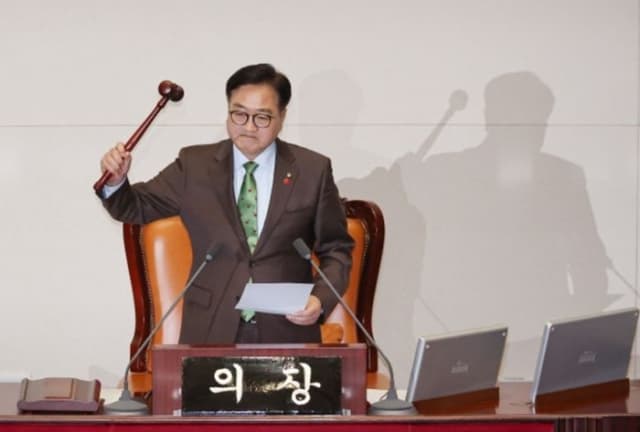 '탄핵 정국' 폭풍의 눈으로...대통령직 즉각 정지