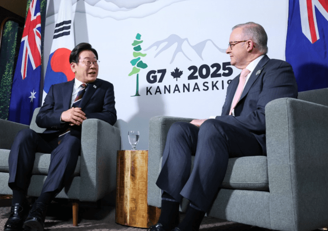 이재명 대통령과 앤소니 알바니지 호주 총리가 16일(현지시간) G7 정상회의 계기 양자회담에서 양국 협력 강화 방안을 논의하고 있다. (사진=연합뉴스, 대통령실)