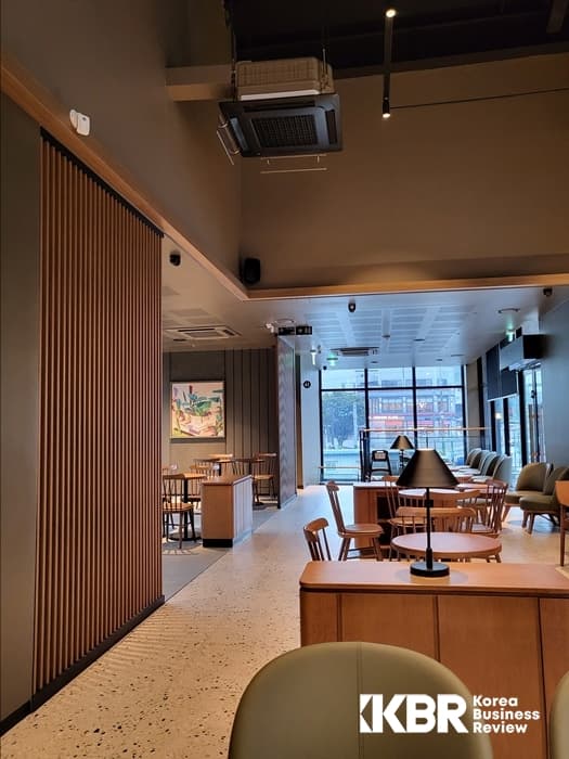 스타벅스의 진화, '리인벤션'은 이상 아닌 현실적 생존 전략이다