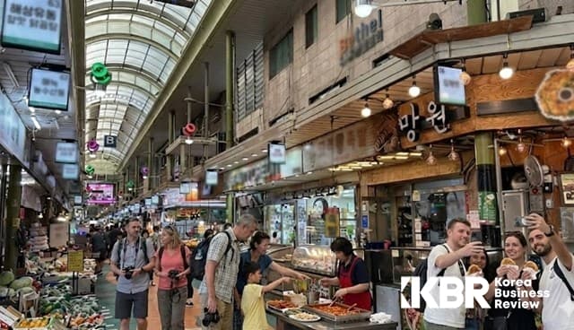 데이터로 입증된 ‘로컬 바이브’... 한국 전통시장, 외국인 관광 쇼핑 명소 3위로 부상